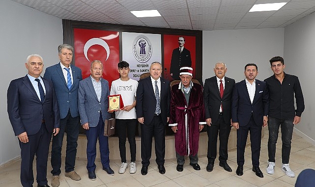 Nevşehir’de Ahilik Haftası kapsamında düzenlenen merasimde yılın ahisi seçilen 70 yaşındaki esnaf Şammas Bayar’a kaftan giydirildi.