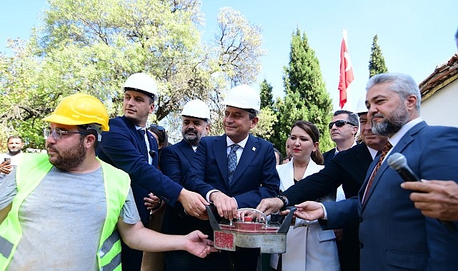 Özgür Özel Bornova’da coşkuyla karşılandı