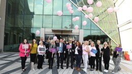 Pembe balonlar göğüs kanserine farkındalık için uçuruldu