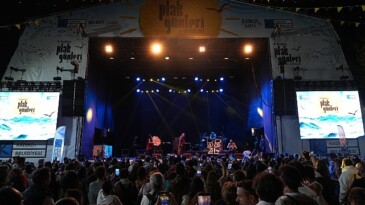 Plaklar sekizinci defa Kadıköy’de döndü