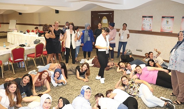 Sarsıntıdan etkilenen işitme engelli bayanlara sıhhat eğitimi