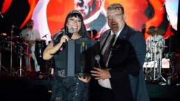 Seferihisar 102. Kurtuluş Günü’nü, Işın Karaca ve orkestrasının harika sahne performansıyla kutladı.