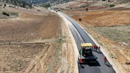 Selçuklu Belediyesi sürdürdüğü yol genişletme ve sıcak asfalt çalışmaları ile dış mahallelerin yol kalitesini ve ulaşım konforunu arttırıyor