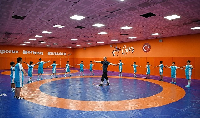 Selçuklu Belediyesi tarafından düzenlenen ve 5 bin 814 öğrencinin eğitim göreceği Kış Spor Okullarında birinci eğitim 5 Ekim Cumartesi günü başladı