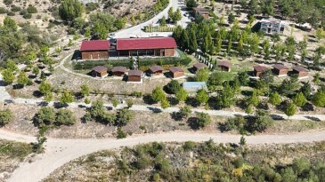 Selçuklu Belediyesi’nin okul dışı öğrenme ortamları içerisinde değerli bir yere sahip olan ve eğitim çağındaki çocukları tabiat ile buluşturan Sille Tabiat Okulu’nda yeni periyot eğitimleri başladı.