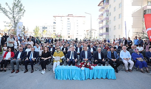 Sivas Belediyesi tarafından Pir Şamil Mahallesi’nde üretimi tamamlanan Nevzat Öztürk Parkı hizmete açıldı.