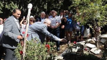 Tuncel Kurtiz, Edremit’te ki mezarı başında anıldı