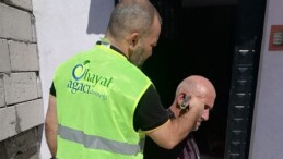 Yaşlılar konutlarında tıraş ediliyor.
