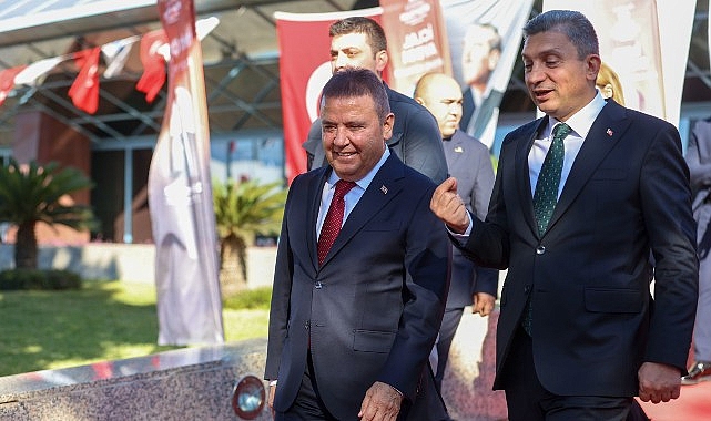 Antalya Valisi Şahin’den Antalya Kitap Fuarı’na ziyaret Cumhuriyet ve kitap coşkusu bir ortada