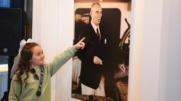 Atatürk ve Cumhuriyet fotoğrafları standı açıldı