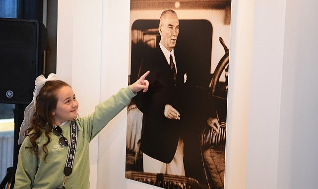 Atatürk ve Cumhuriyet fotoğrafları standı açıldı