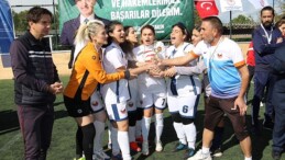 Bayanlar futbol oynarsa dünya yerinden oynar