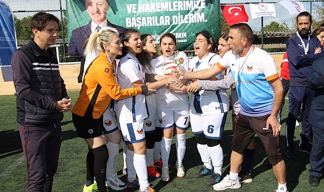 Bayanlar futbol oynarsa dünya yerinden oynar