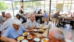 Bayraklı Belediyesi kent lokantalarında “Askıda Yemek” uygulaması başladı