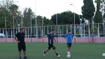 Belediye işçisi ortasında dostluk maçı