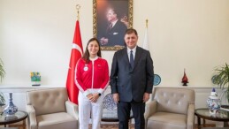 Birincilere imza atan İzmirli yüzücü Lider Tugay’la buluştu