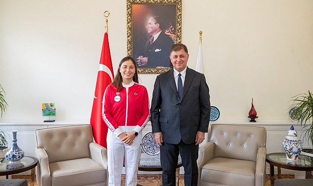 Birincilere imza atan İzmirli yüzücü Lider Tugay’la buluştu