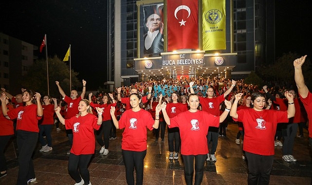 Buca’da Cumhuriyet coşkusu meydanlara sığmadı