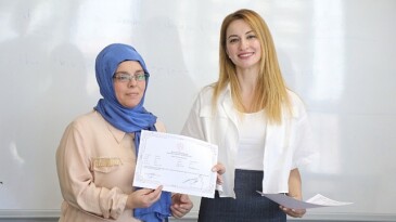 Çankayalı bayanlar okuma yazma sertifikalarını aldı.