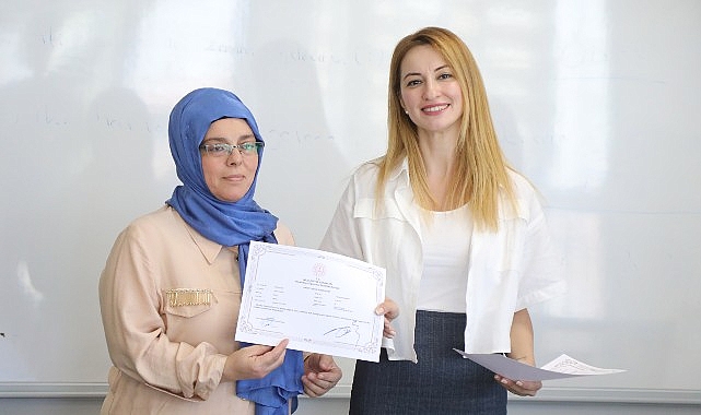 Çankayalı bayanlar okuma yazma sertifikalarını aldı.