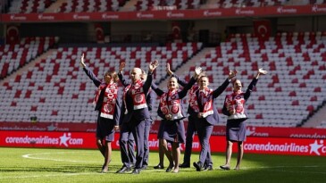 Corendon Airlines, Onvo Antalyaspor-Sipay Bodrum FK maçında taraftarlara sürpriz boarding tecrübesi yaşattı