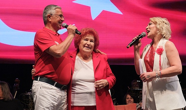 Cumhuriyet Bayramı Kemer’de Selda Bağcan ile coşkuyla kutlandı