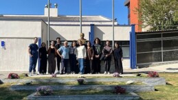 Egeli genç Diş Tabipleri Atatürk büstünü çiçeklendirdiler