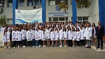 Egeli genç eczacıların beyaz önlük heyecanı