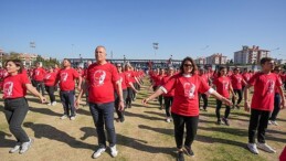 Gaziemir’de 750 kişi Cumhuriyet için harmandalı oynadı