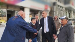 Gölcük Belediye Başkanı Ali Yıldırım Sezer, vatandaşlar ve esnafla bir ortaya gelerek ilçede devam eden çalışmalar hakkında bilgiler verdi.