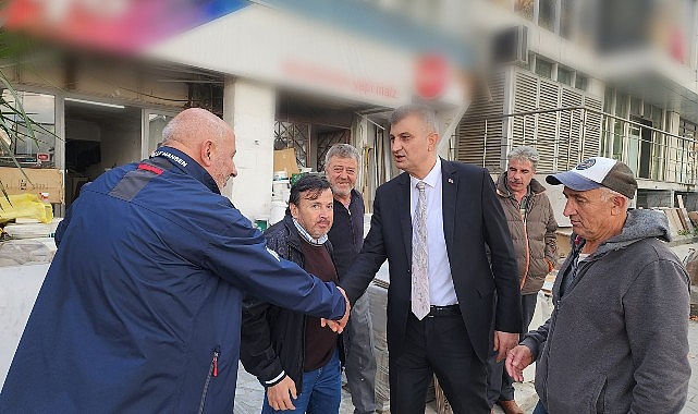 Gölcük Belediye Başkanı Ali Yıldırım Sezer, vatandaşlar ve esnafla bir ortaya gelerek ilçede devam eden çalışmalar hakkında bilgiler verdi.