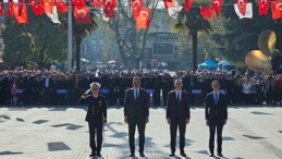 Gölcük’te 29 Ekim Cumhuriyet Bayramı’nın 101. yıldönümü kapsamında Anıtpark’ta Atatürk Anıtı’na çelenk sunma merasimi düzenlendi.