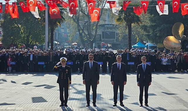 Gölcük’te 29 Ekim Cumhuriyet Bayramı’nın 101. yıldönümü kapsamında Anıtpark’ta Atatürk Anıtı’na çelenk sunma merasimi düzenlendi.