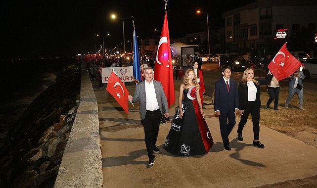 Güzelbahçe’de 101. Yıl coşkusu; ‘Sen Cumhuriyet’ tiyatro Oyunu Sergilendi