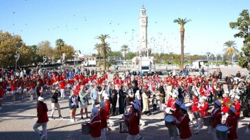 İzmir’de Cumhuriyet Bayramı Coşkusu: Bando Ekipleri Geçit Merasimi