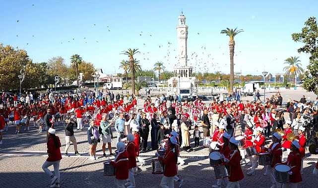 İzmir’de Cumhuriyet Bayramı Coşkusu: Bando Ekipleri Geçit Merasimi