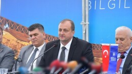 İznik’te gerçekleştirilen hafriyat çalışmalarının bilgilendirme toplantısı göl kenarında gerçekleşti