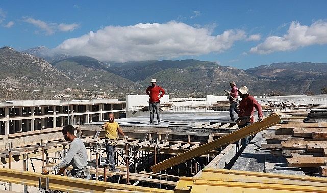 Kınık Toptancı Hal Kompleksi süratle devam ediyor