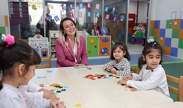 Lider Keyifli, Oyun Konutu’nun minikleriyle bir ortaya geldi “Okul öncesi eğitim her çocuğun hakkı”