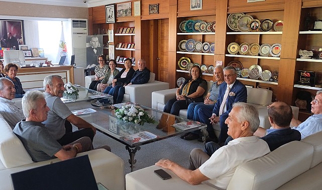 Lider Topaloğlu’na okul arkadaşlarından ziyaret