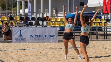 Liseli gençlerden plaj voleybolu ve müzik şöleni