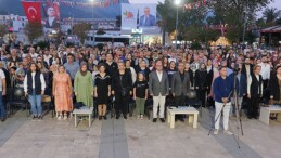 Minik öğrencilerden Cumhuriyet gösterisi