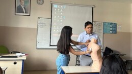 Prof. Dr. Ekşi, kendi geliştirdiği eğitim simülatörünü öğrencilerin eğitiminde kullanmaya başladı