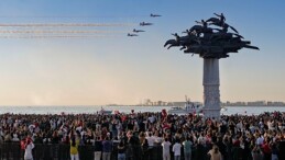 Türk Yıldızları gökyüzünü kırmızı beyaza boyadı