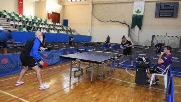 Ulusal Bursa Veteran Masa Tenisi Turnuvası başladı