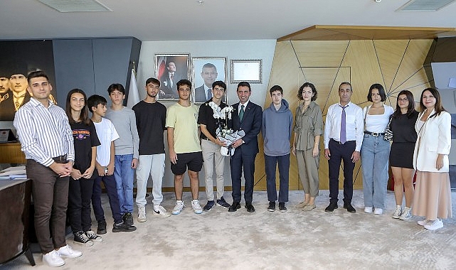 Üniversite ve Liseli gençlerden Lider Önal’a teşekkür ziyareti