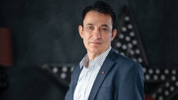 Akademisyen sanatçı Sebahattin Sivrikaya’dan lisanlardan düşmeyecek, hit olacak fantazi çeşitte bir eser: Sensiz olamam