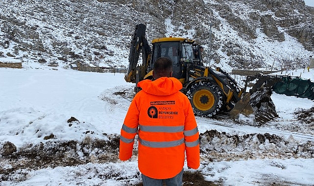 Antalya Büyükşehir Belediyesi Akseki’de karda mahsur kalan 3 aileyi kurtardı