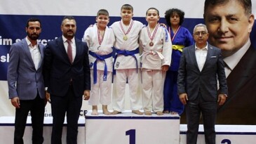 Başöğretmen Atatürk anısına şölen havasında turnuva