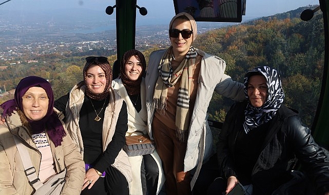Bayan çiftçiler teleferikle doruğa çıktı; Doruğa seyahatin en keyifli hali Kartepe Teleferik’te